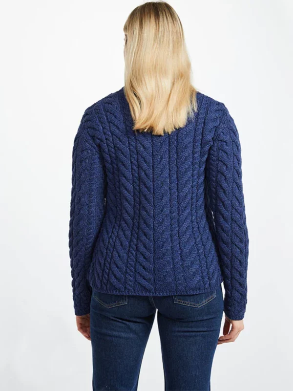 Weibliches Modell in asymmetrischer Strickjacke mit Zopfmustern und drei Knöpfen in Persischblau, Rücken