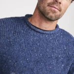 Männliches Modell mit Donegal Tweed Rundhalspullover mit gerolltem Kragen in Denimblau