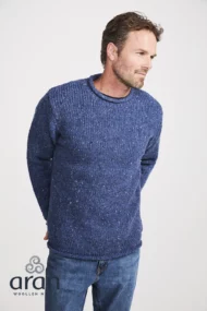 Männliches Modell mit Donegal Tweed Rundhalspullover mit gerolltem Kragen in Denimblau