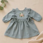 Handgesticktes Kleid für Kinder aus Leinen und Baumwolle - Aquablau