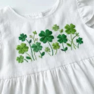 Handgesticktes Kleid für Kinder aus Leinen und Baumwolle - Weiss, Motiv