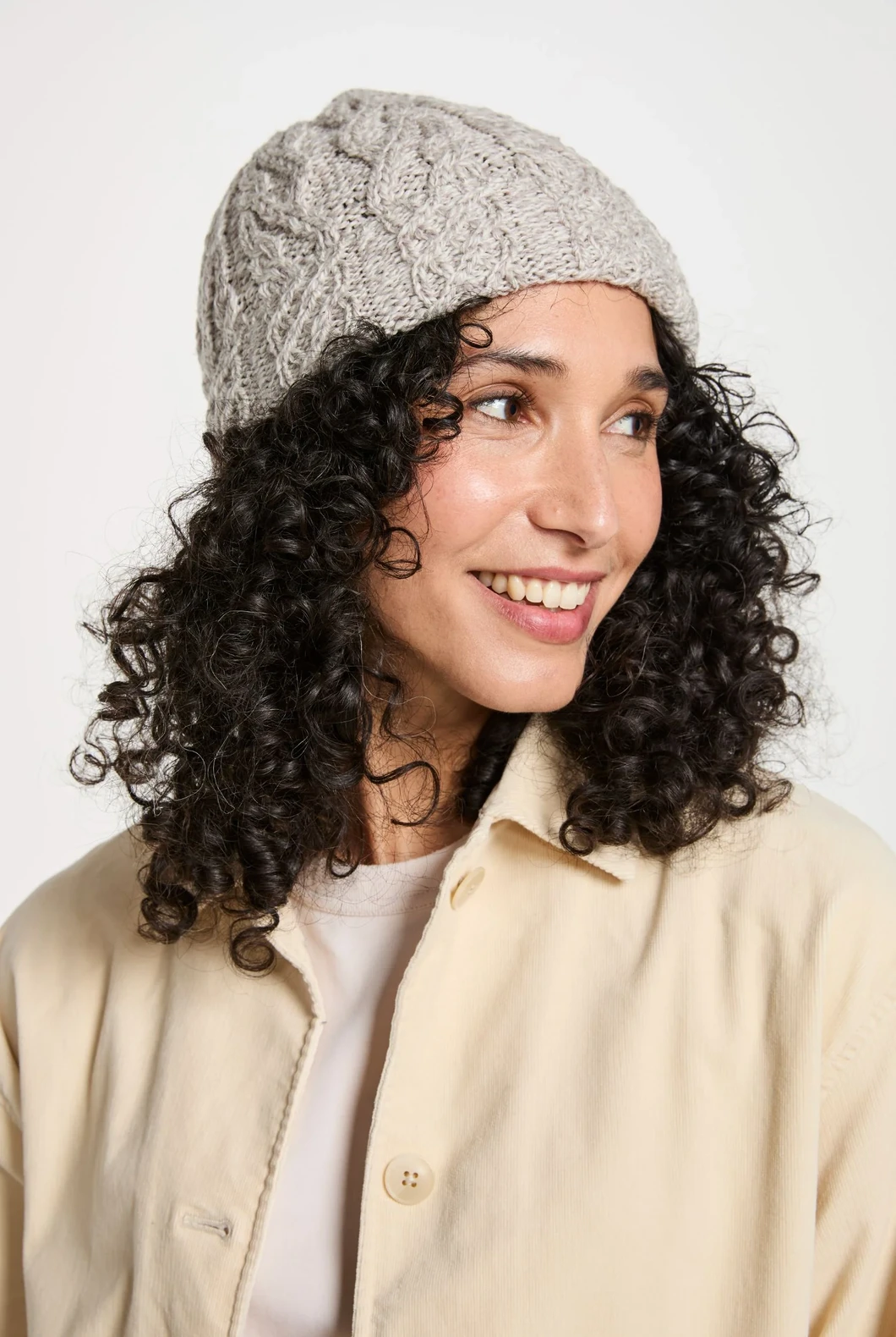 Hat_with_Trellis_Toast_Oat_Original_2 Mütze mit Gittermuster in Beige-grau, getragen von weiblichem Modell