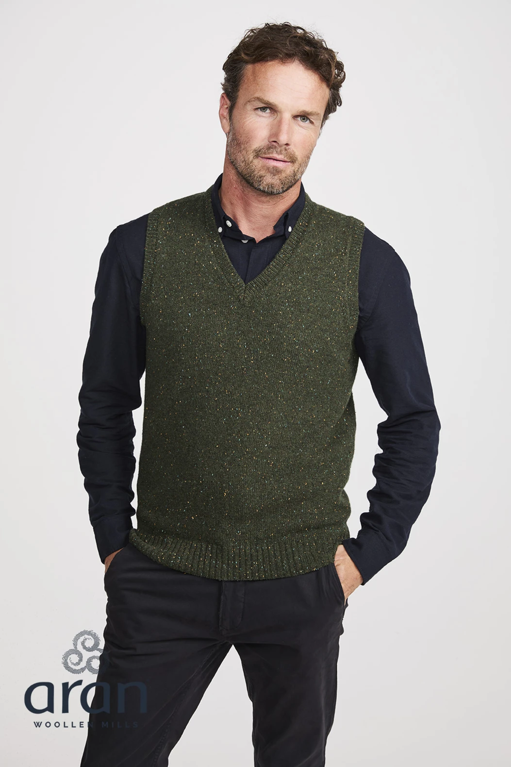 Nepped_V_Neck_Vest_Green_Original_1 Männliches Modell in grüner Weste aus Noppengarn mit V-Ausschnitt