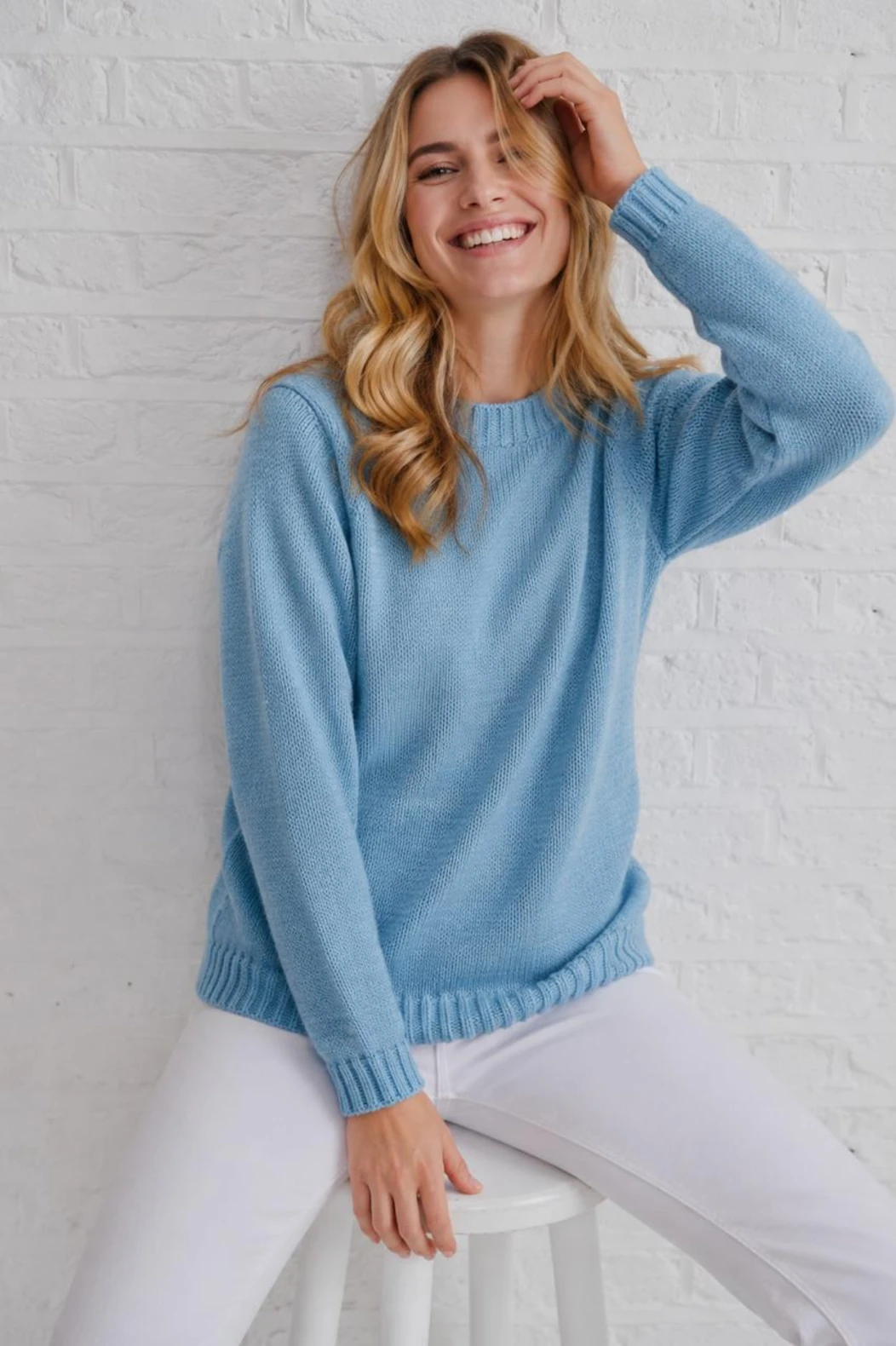 Plain_Crew_Neck_Sweater_Sky_Blue_Women_Original1 Weibliches Modell mit schlichtem Rundhalspullover in Himmelblau