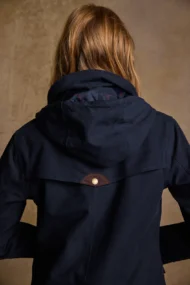 Wasserdichte Reitjacke «Una», von hinten mit Fokus auf Kapuze fotografiert