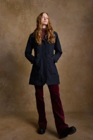 Wasserdichte Reitjacke «Una», von weiblichem Modell in burgunderroter Hose getragen