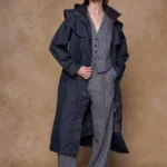 Wasserdichter Mantel «Connemara», offen von weiblichem Modell mit grauer Tweedhose und Tweedweste getragen