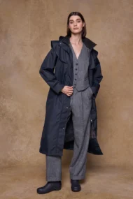 Wasserdichter Mantel «Connemara», offen von weiblichem Modell mit grauer Tweedhose und Tweedweste getragen
