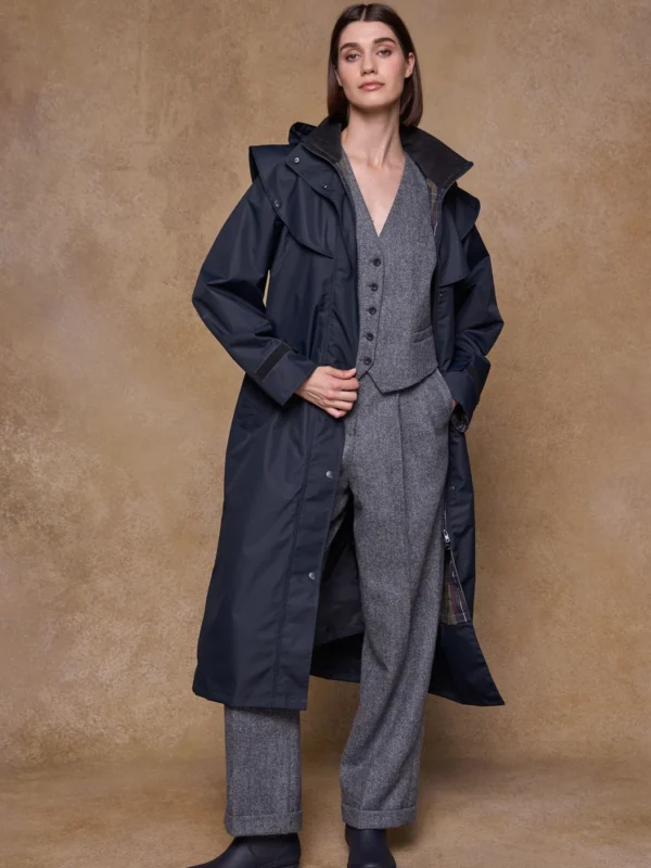Wasserdichter Mantel «Connemara», offen von weiblichem Modell mit grauer Tweedhose und Tweedweste getragen