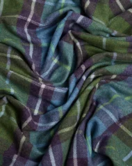 Decke aus Lammwolle «Connemara» - Violett, Blau und Grün, Nahaufnahme