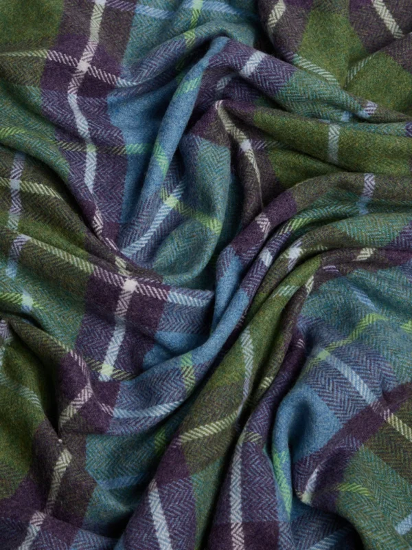 Decke aus Lammwolle «Connemara» - Violett, Blau und Grün, Nahaufnahme