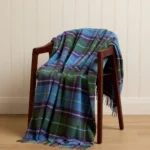 Decke aus Lammwolle «Connemara» - Violett, Blau und Grün, auf Stuhl