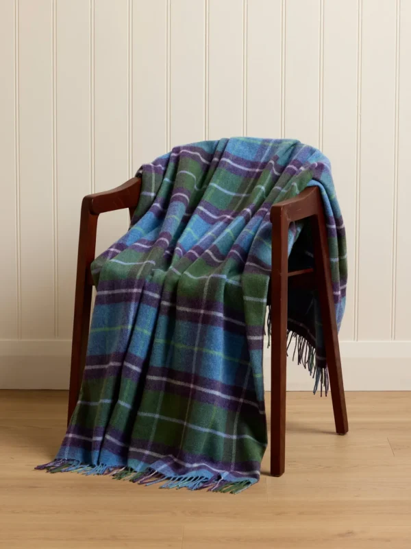 Decke aus Lammwolle «Connemara» - Violett, Blau und Grün, auf Stuhl