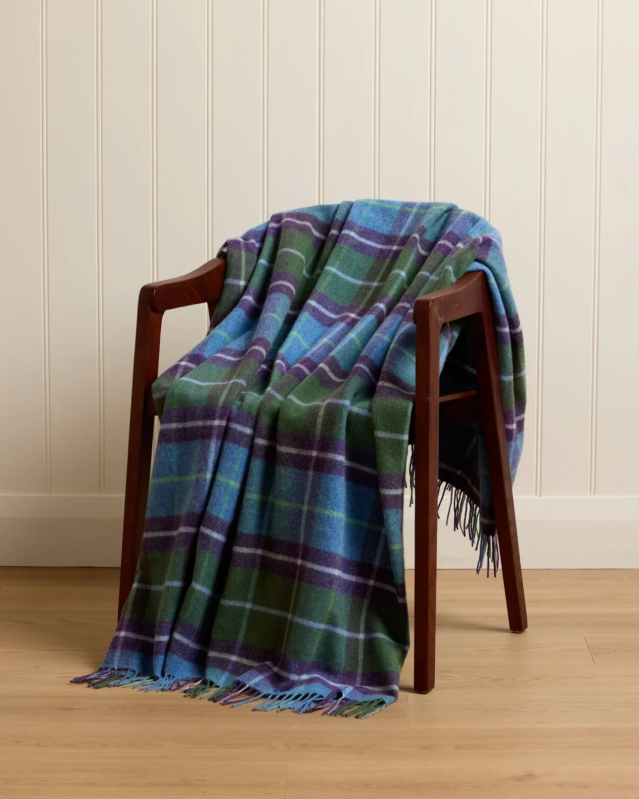 Decke aus Lammwolle «Connemara» - Violett, Blau und Grün, auf Stuhl Decke aus Lammwolle «Connemara» - Violett, Blau und Grün, auf Stuhl