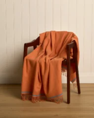 Decke aus Lammwolle «Dara» - Clementine und Aqua, auf Stuhl