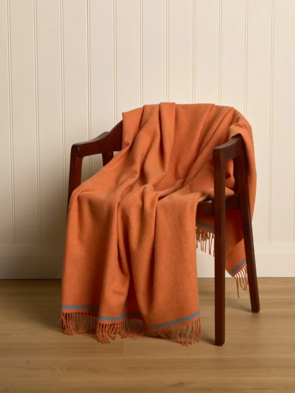 Decke aus Lammwolle «Dara» - Clementine und Aqua, auf Stuhl