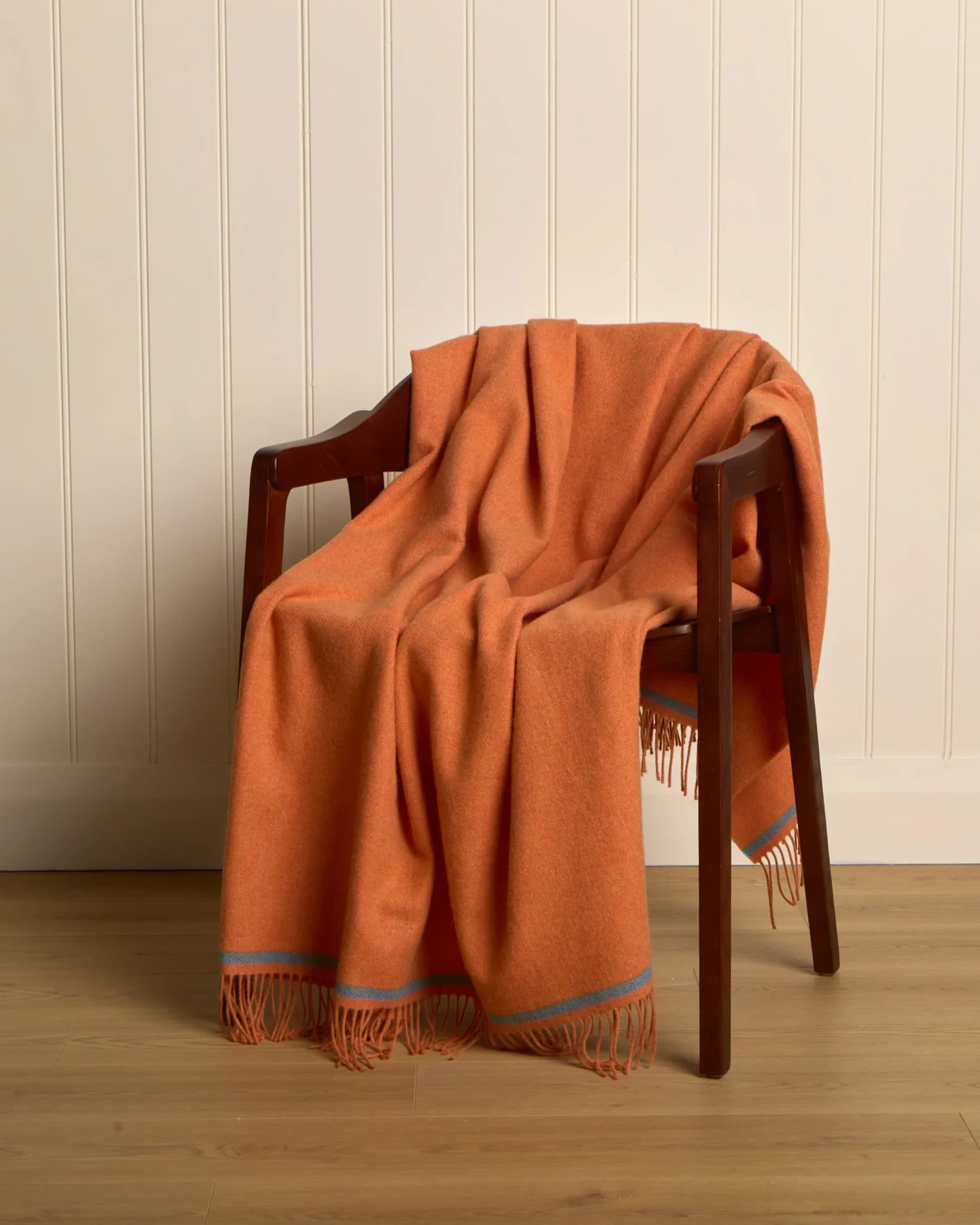 Decke aus Lammwolle «Dara» - Clementine und Aqua, auf Stuhl Decke aus Lammwolle «Dara» - Clementine und Aqua, auf Stuhl