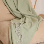 Decke aus Lammwolle «Dingle» - Limettengrün und Silber, Decke auf Couch