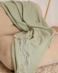 Decke aus Lammwolle «Dingle» - Limettengrün und Silber, Decke auf Couch