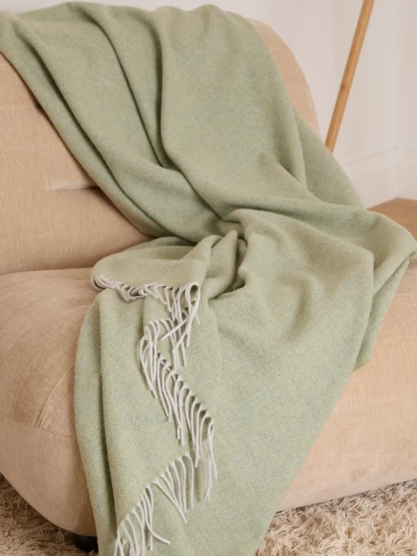 Decke aus Lammwolle «Dingle» - Limettengrün und Silber, Decke auf Couch