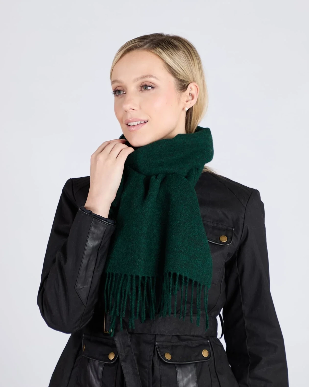 Schal aus Lammwolle - Amazonasgrün, getragen von weiblichem Modell mit schwarzer Jacke Schal aus Lammwolle - Amazonasgrün, getragen von weiblichem Modell mit schwarzer Jacke