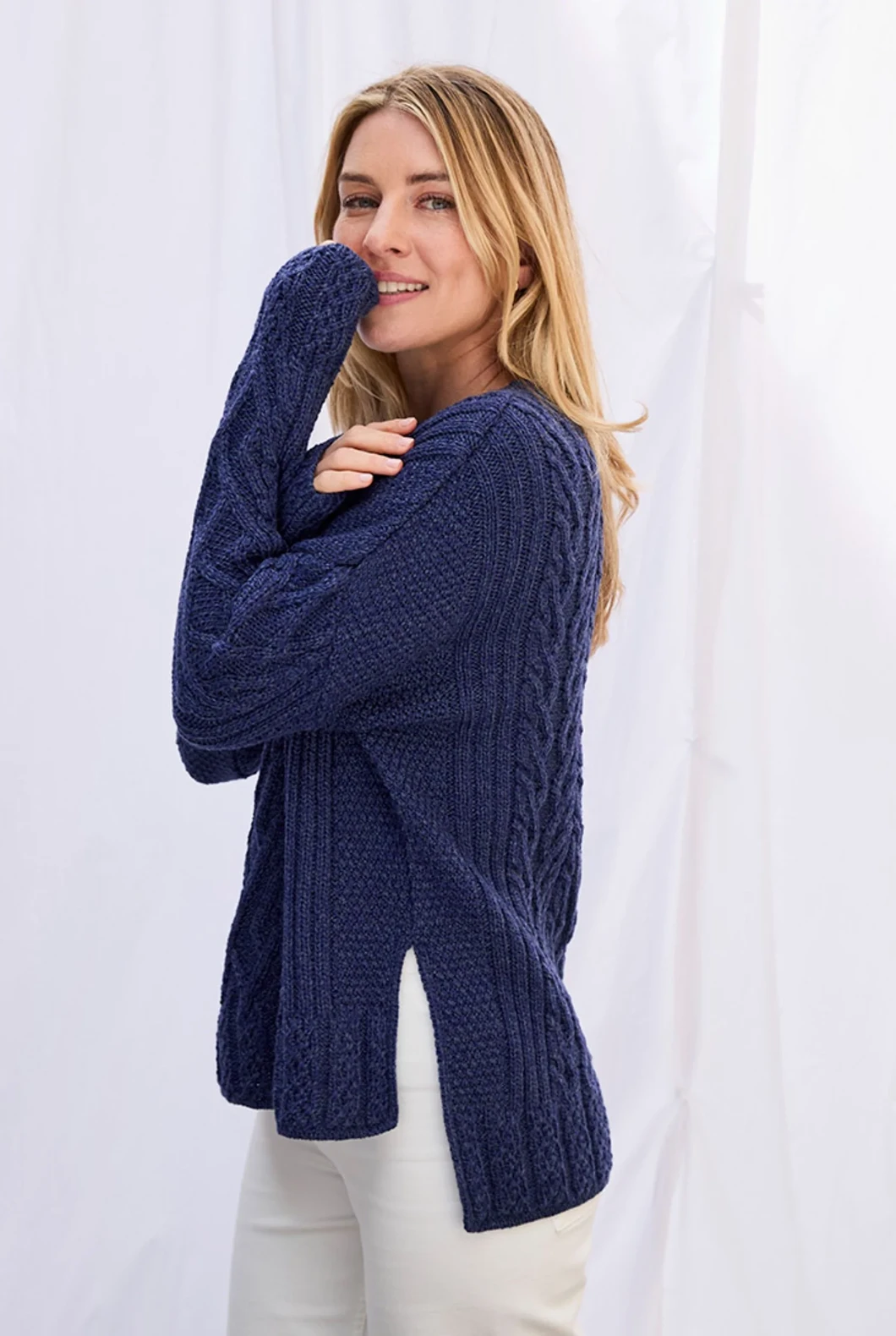 Vented_Box_Aran_Sweater_Persian_Blue_Women_5 Aran-Pullover in Kastenform mit Seitenschlitzen - Persischblau – Bild 1